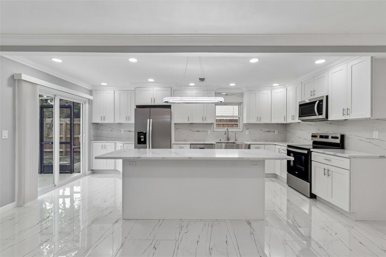 903 PLUM TREE LN