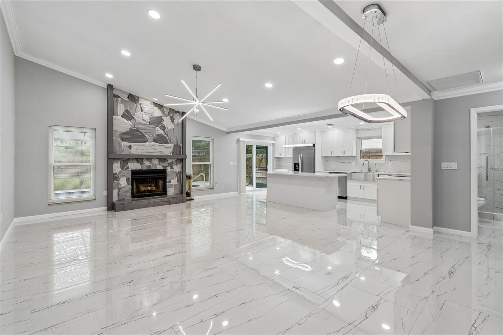 903 PLUM TREE LN