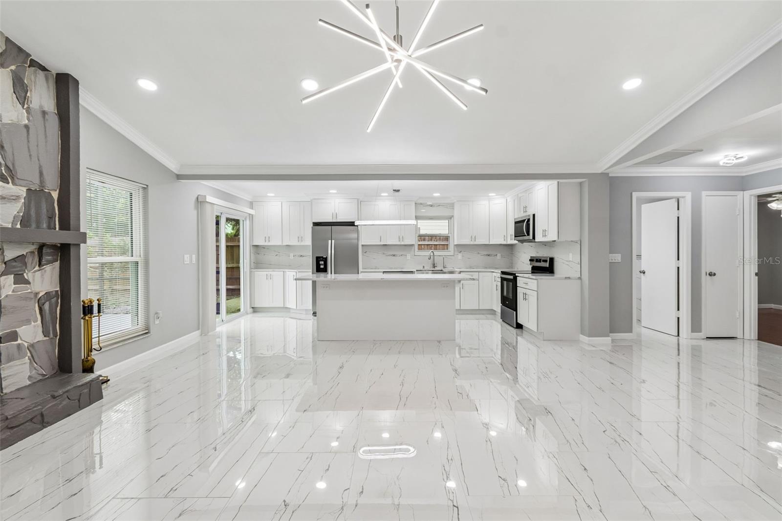 903 PLUM TREE LN