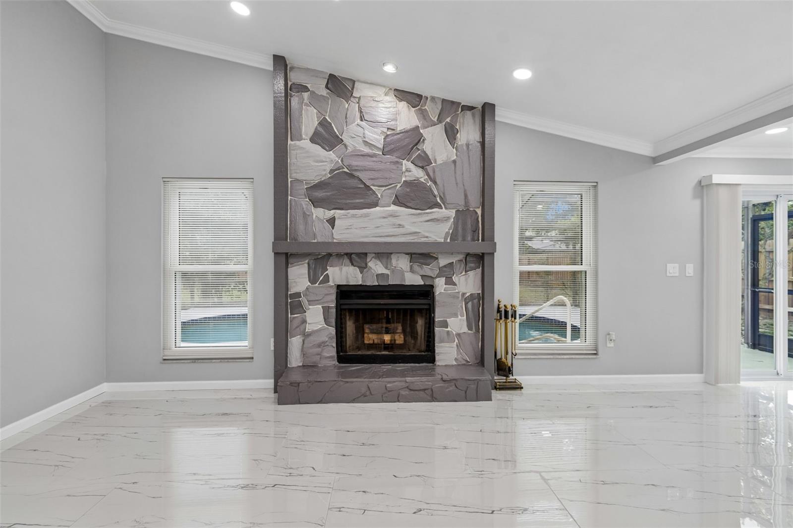 903 PLUM TREE LN