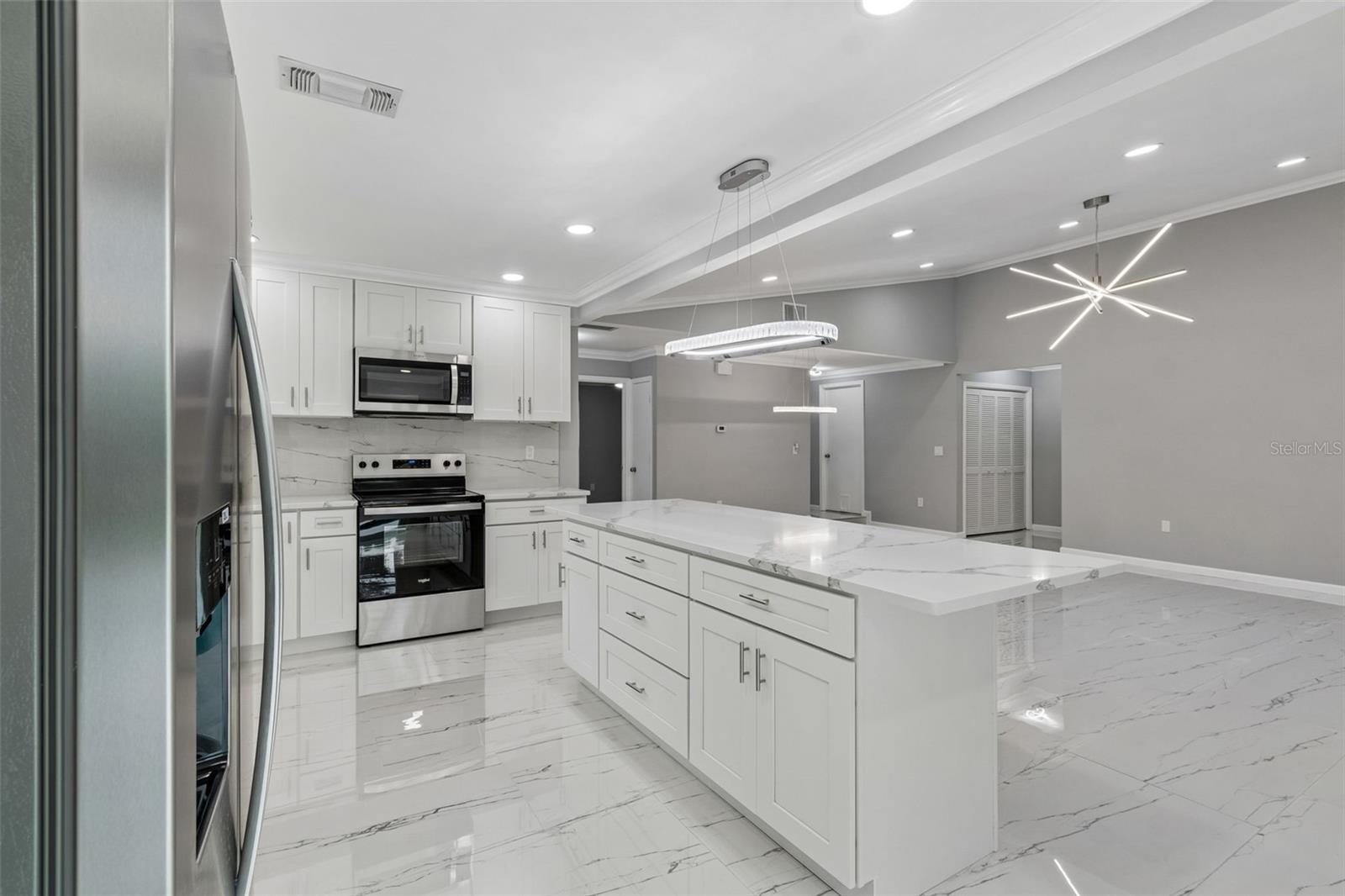 903 PLUM TREE LN