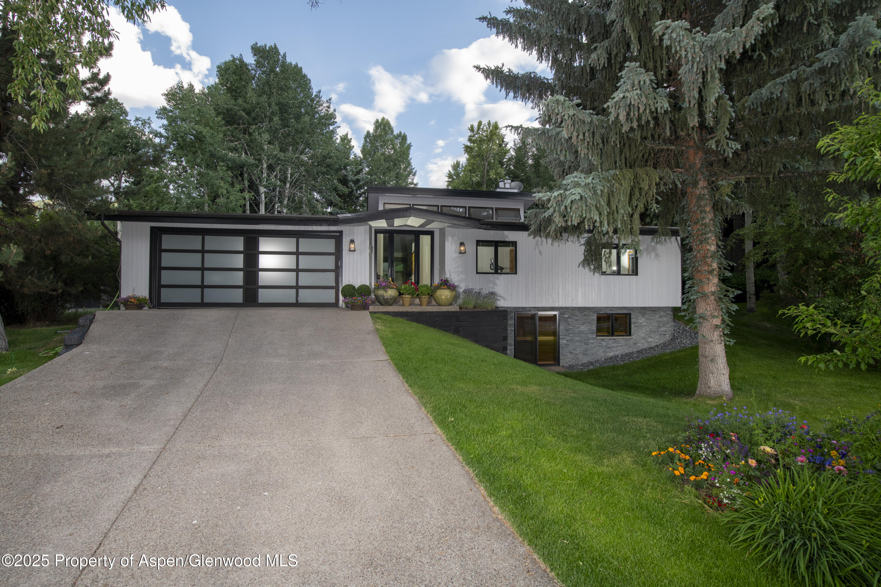 1325 MOUNTAIN VIEW Drive