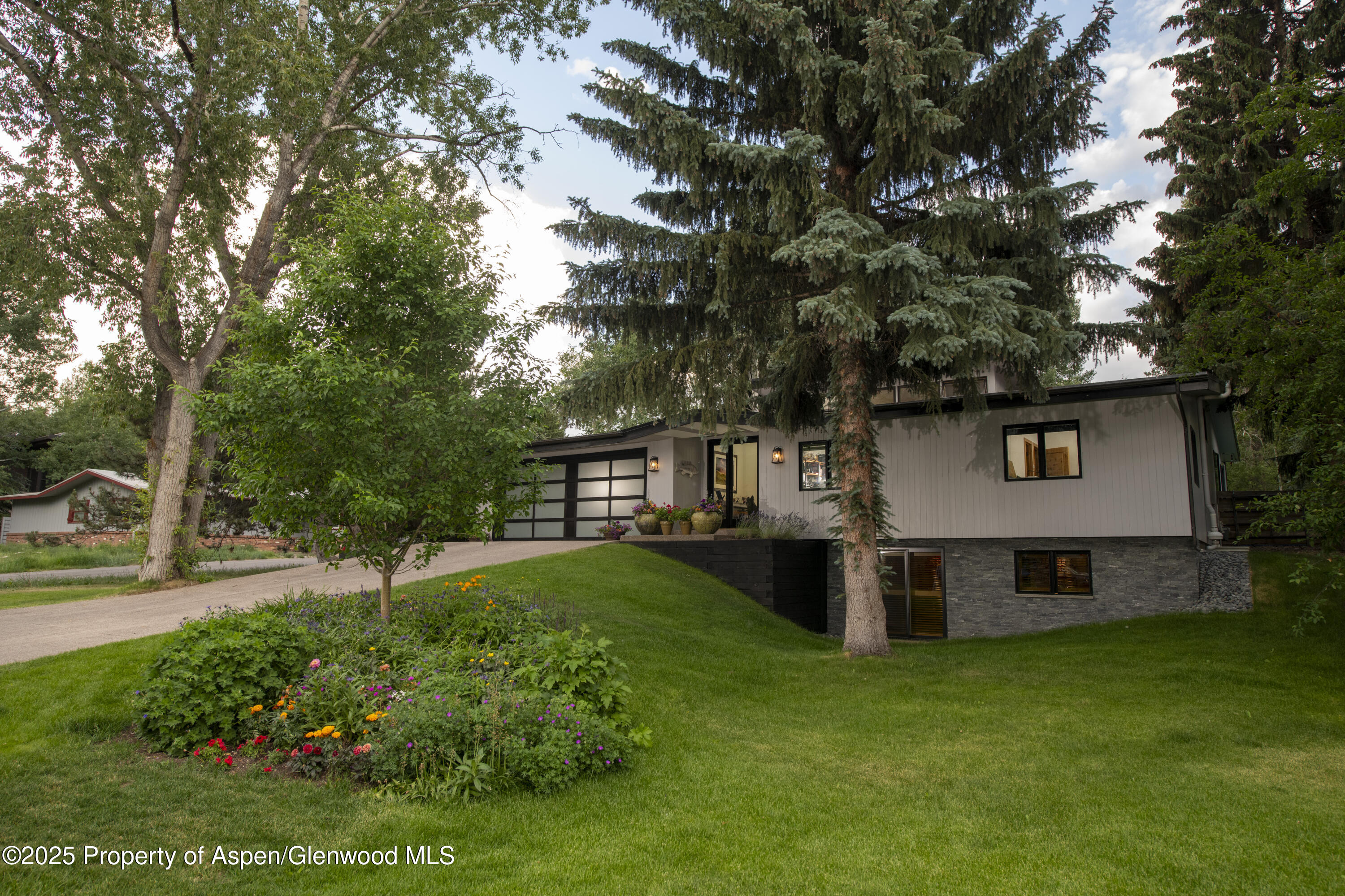 1325 MOUNTAIN VIEW Drive
