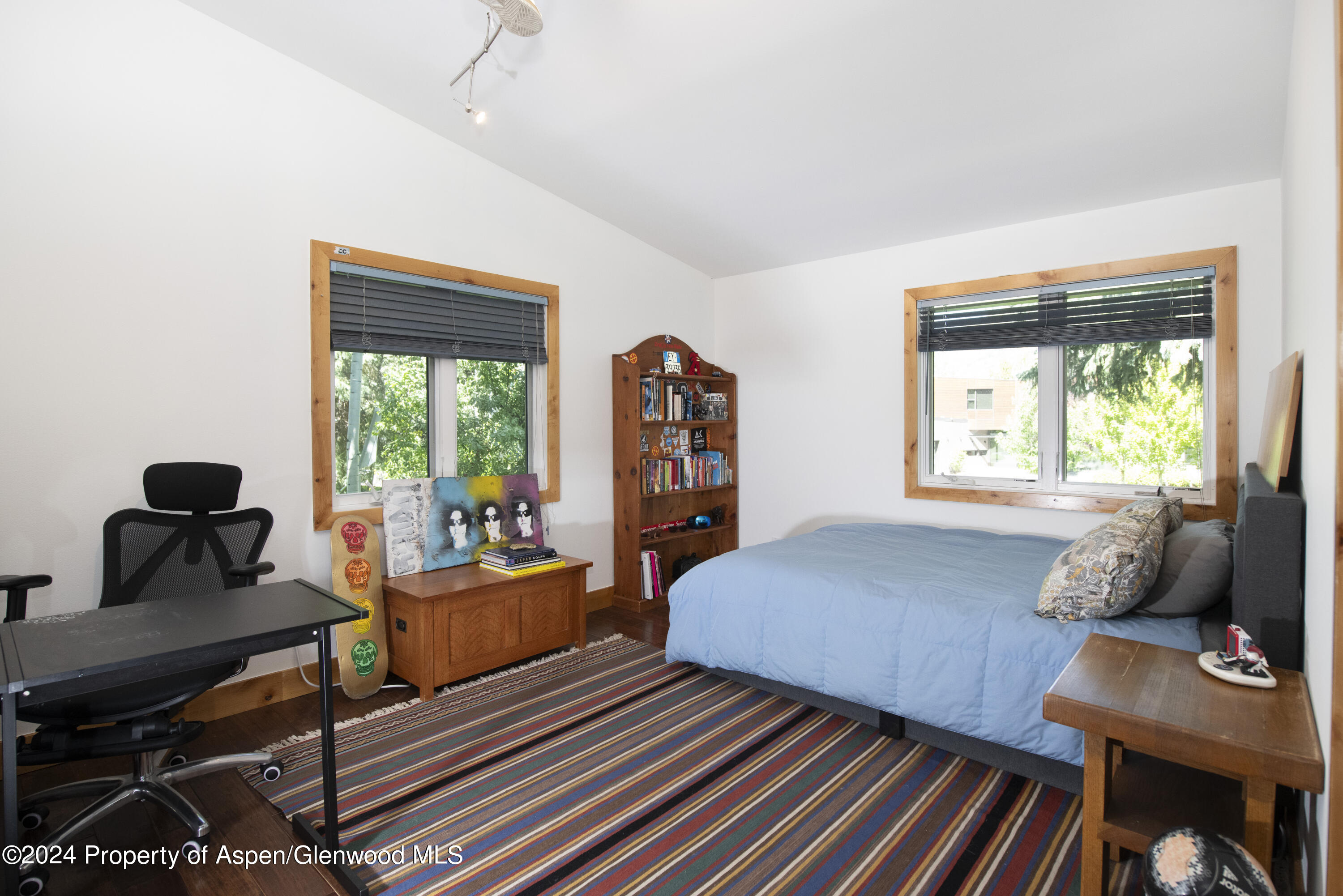 1325 MOUNTAIN VIEW Drive