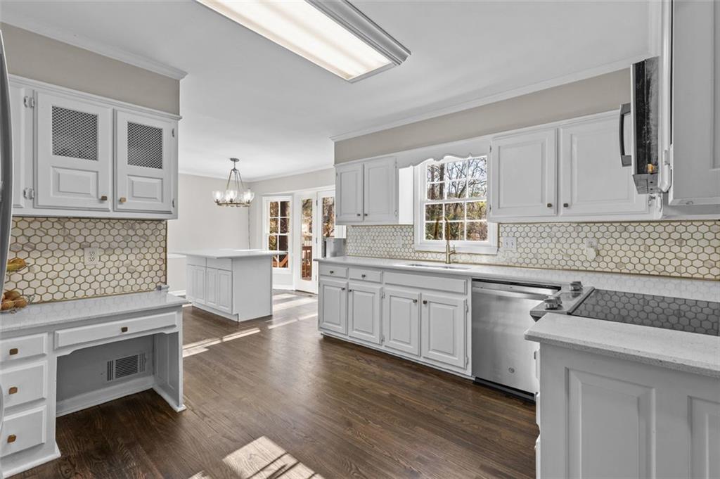 6304 BROOMSEDGE Trail