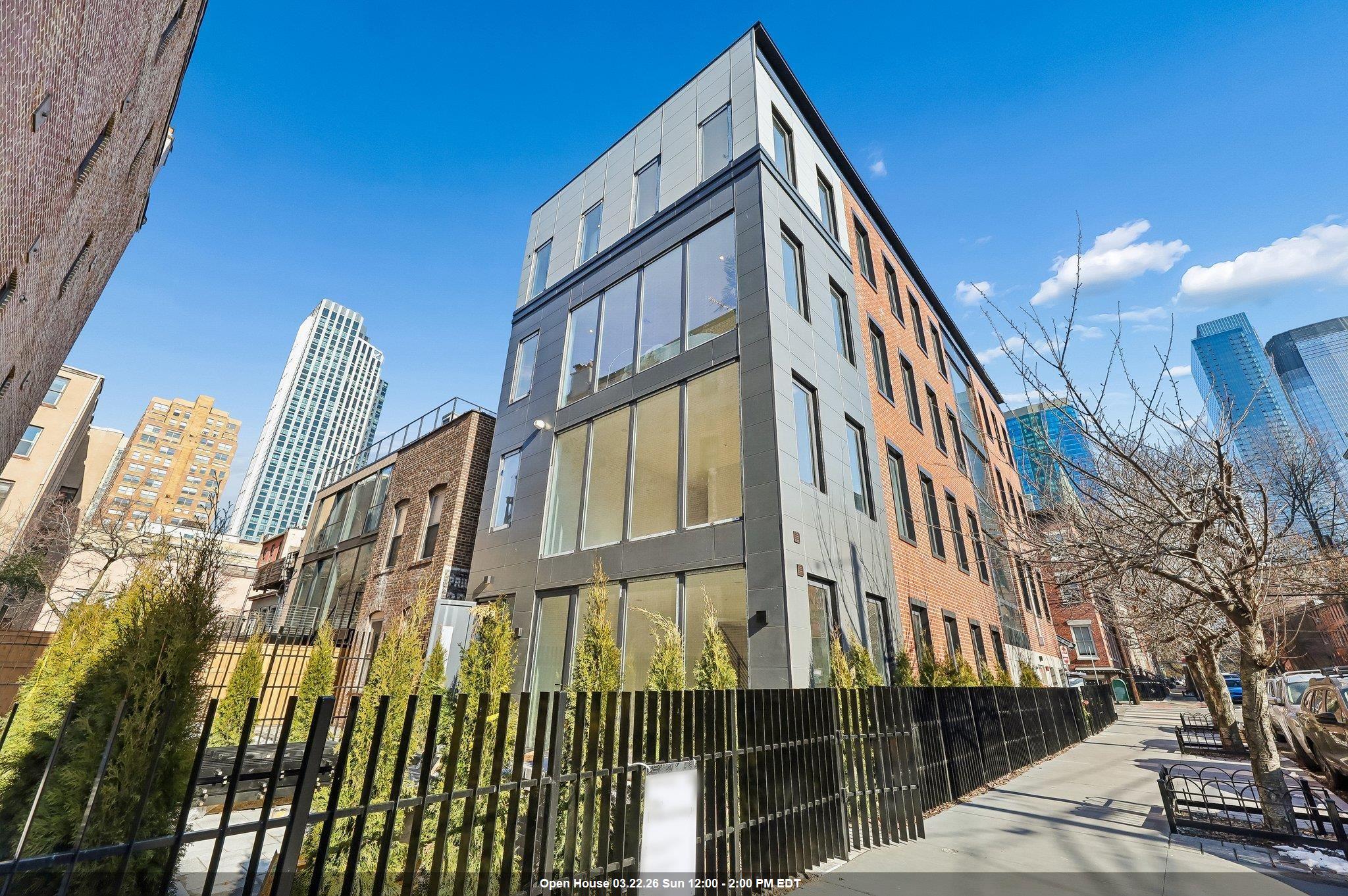 215 WARREN ST Unit: PHC