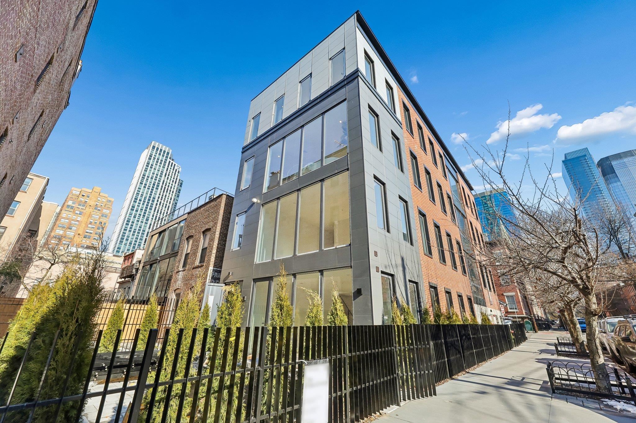 215 WARREN ST Unit: PHC