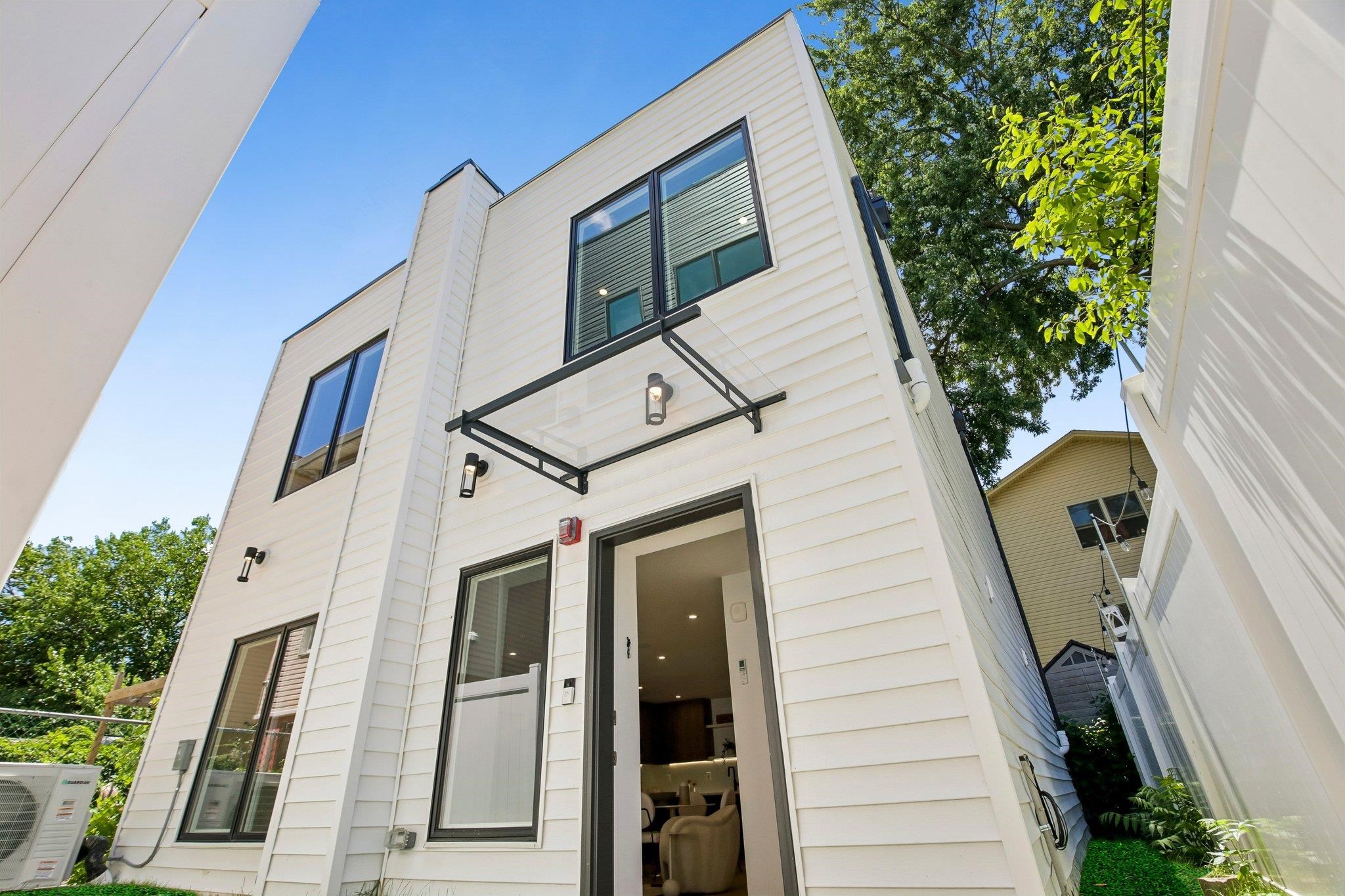 105 LAIDLAW AVE Unit: Four