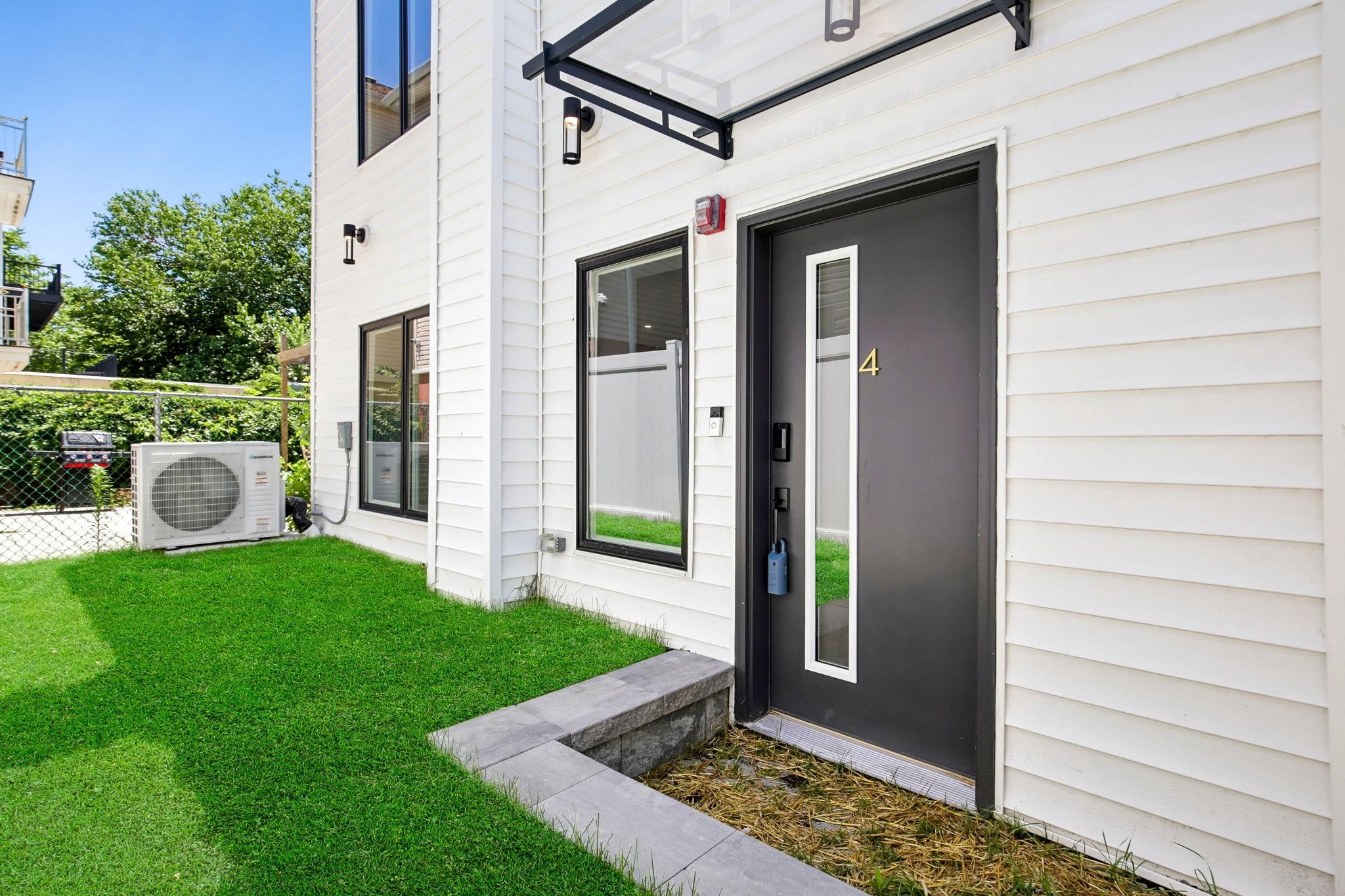 105 LAIDLAW AVE Unit: Four