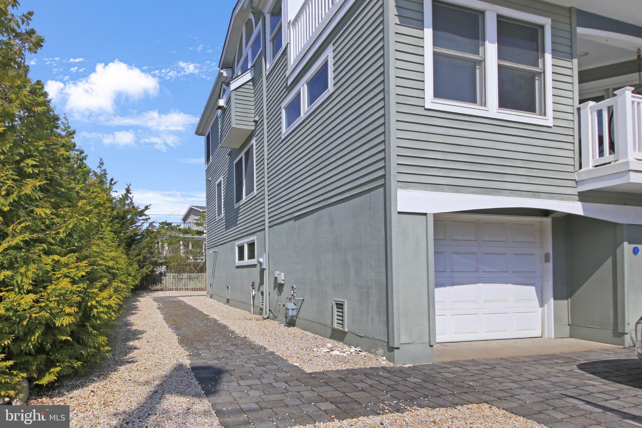 1060 LONG BEACH BOULEVARD CW B W