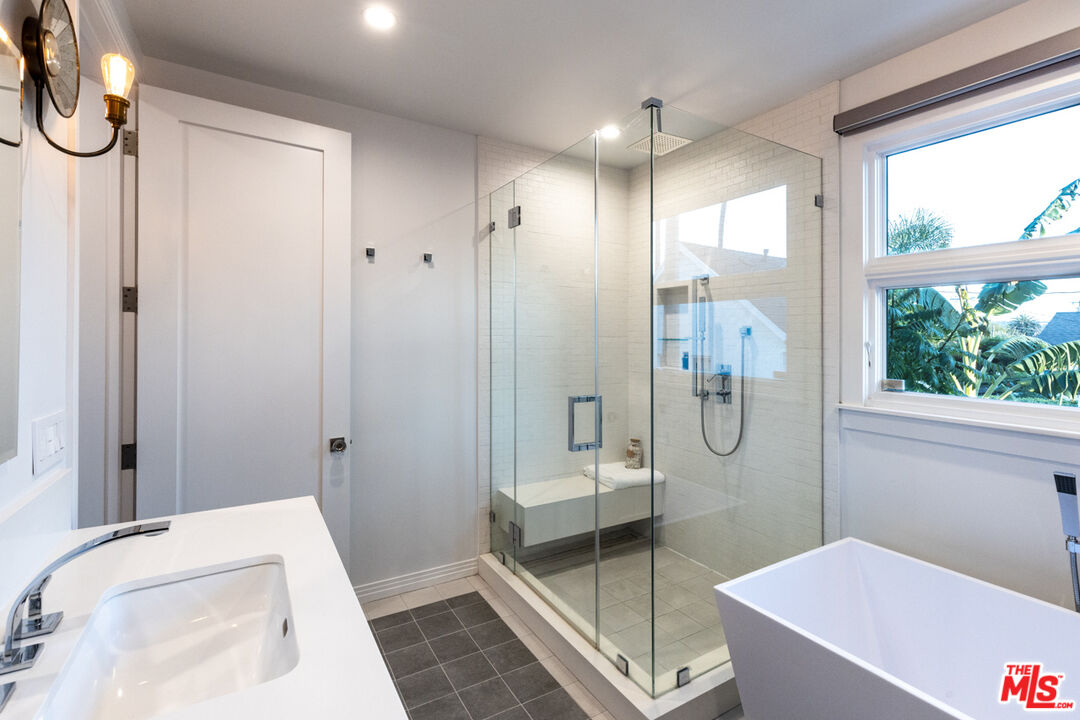 1606 S Ogden Dr