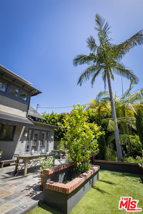 1957 Canyon Dr