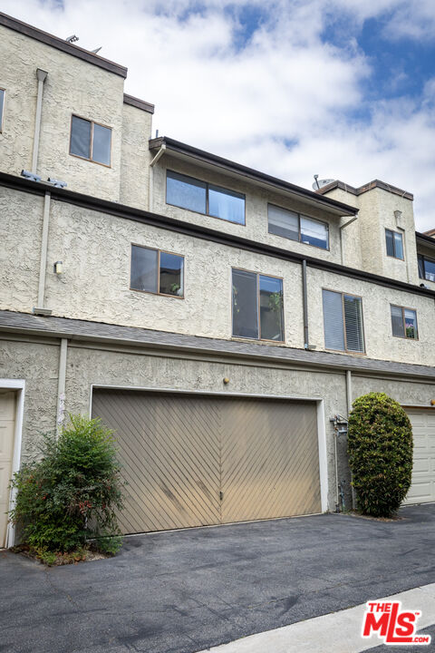 12831 Moorpark St Unit: 14