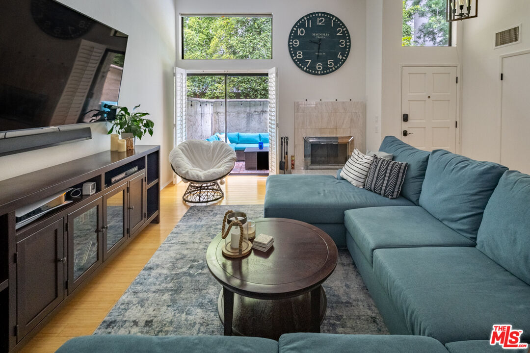 12831 Moorpark St Unit: 14