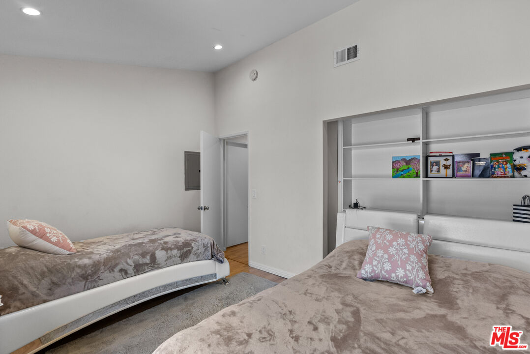 15050 Sherman Way Unit: 166