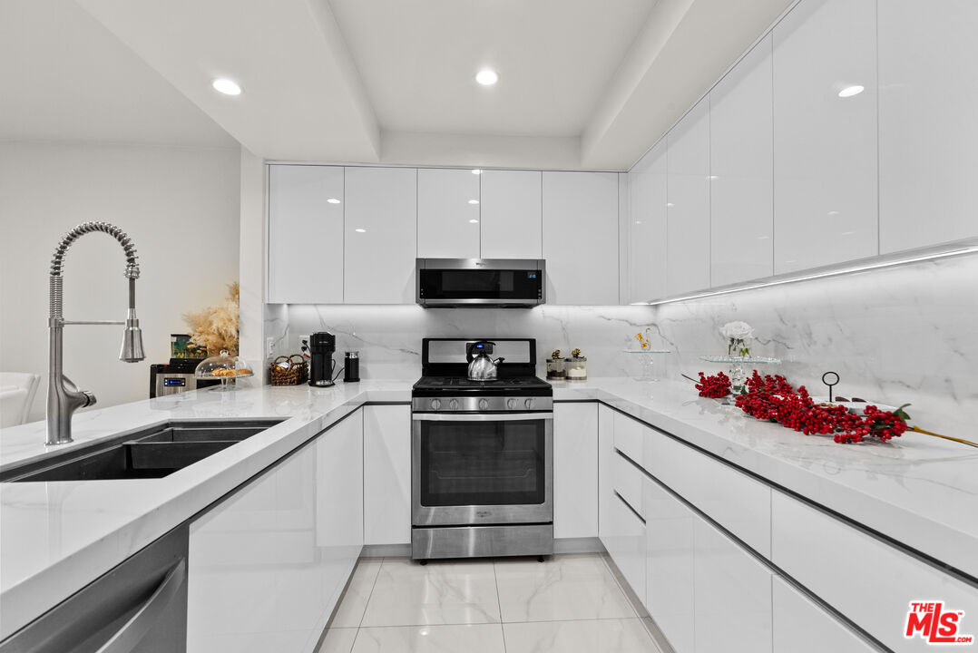 15050 Sherman Way Unit: 166