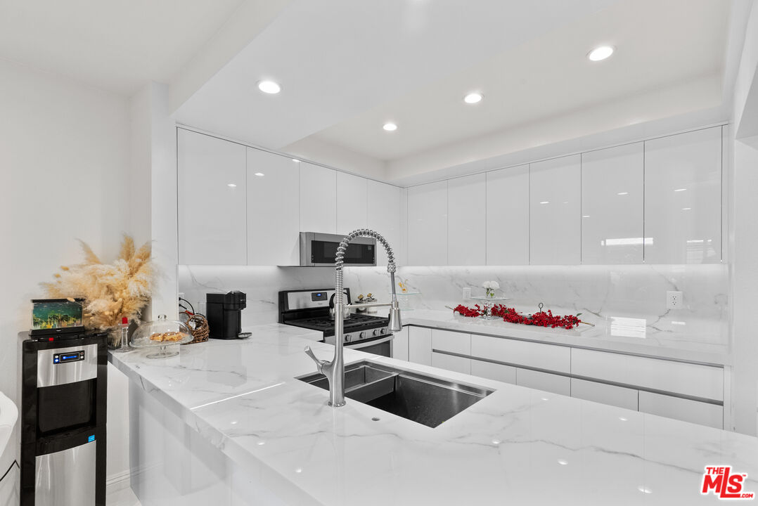 15050 Sherman Way Unit: 166