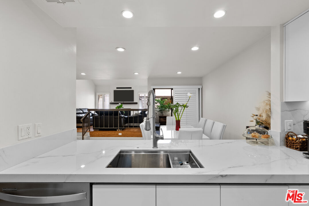 15050 Sherman Way Unit: 166