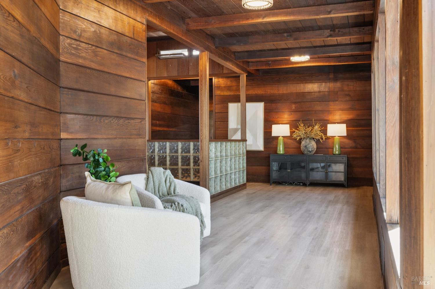 150 W Oak Knoll Drive