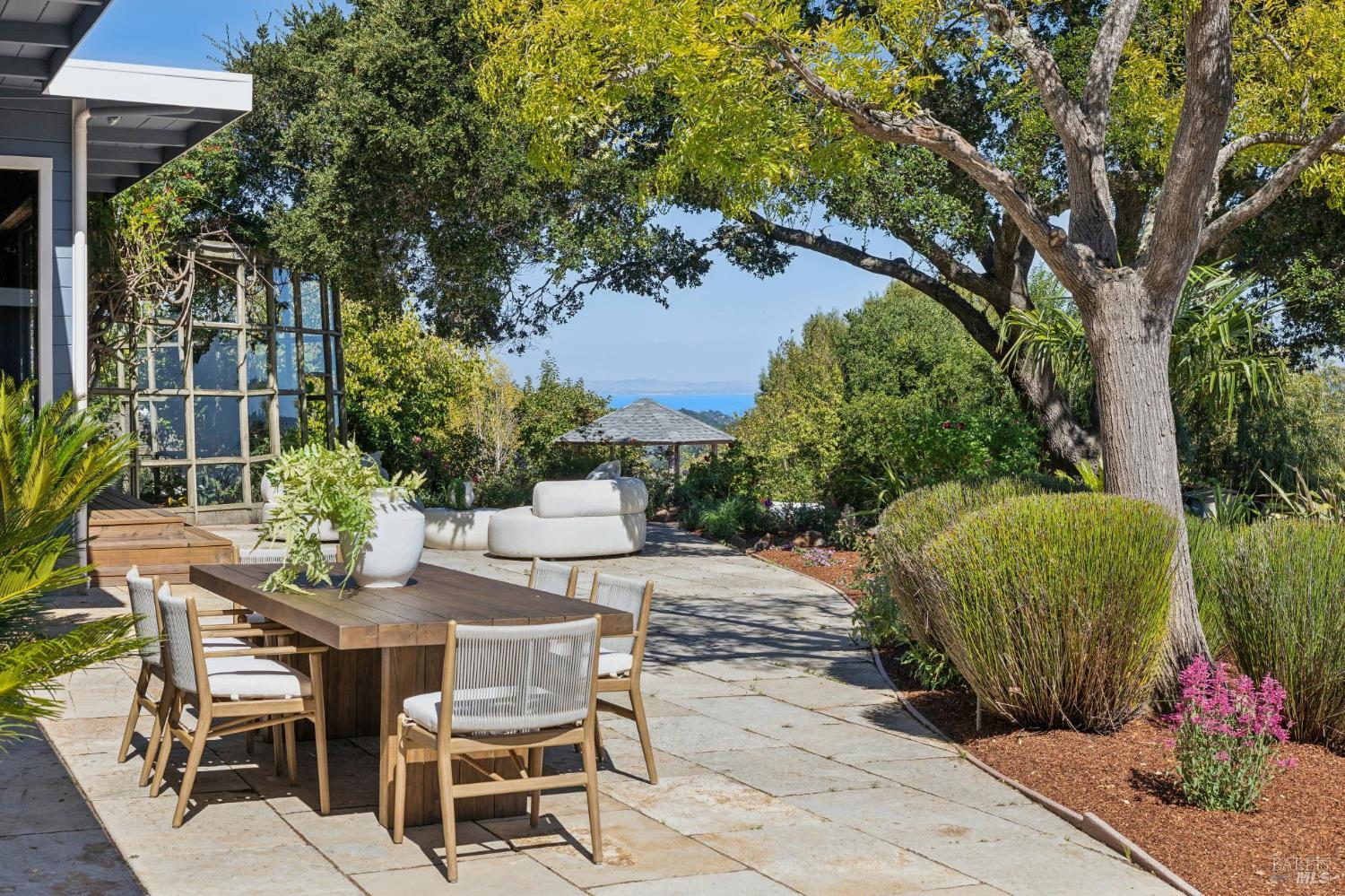 150 W Oak Knoll Drive