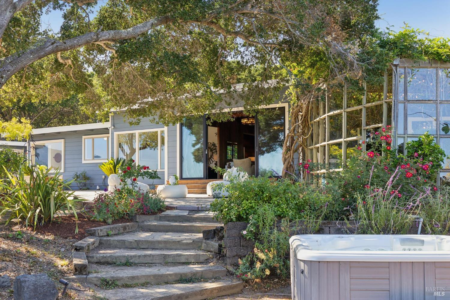 150 W Oak Knoll Drive