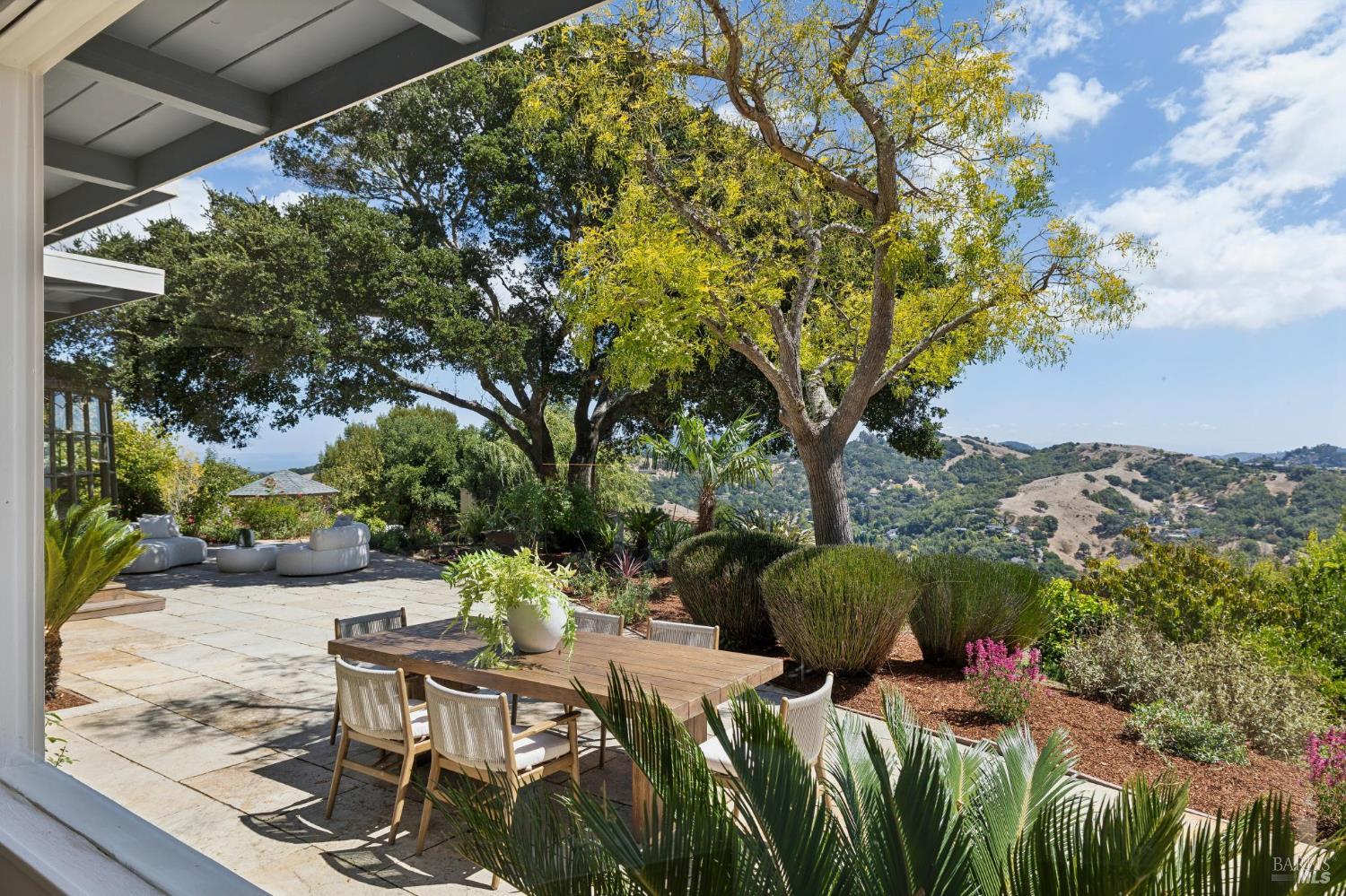 150 W Oak Knoll Drive