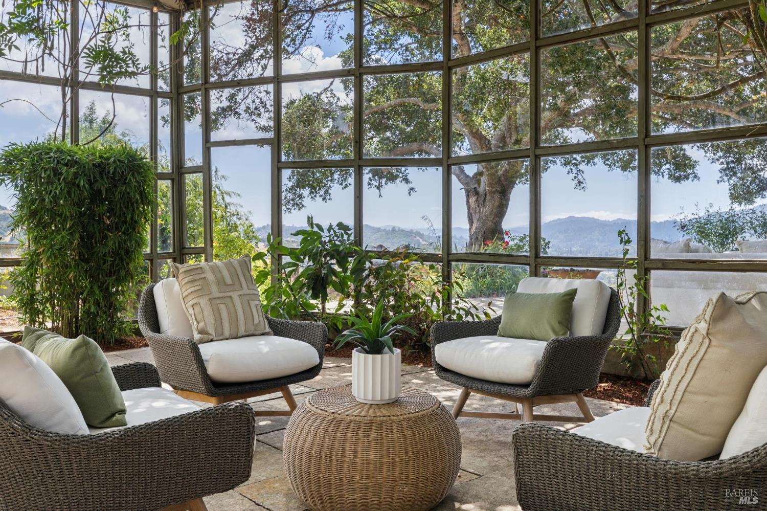 150 W Oak Knoll Drive