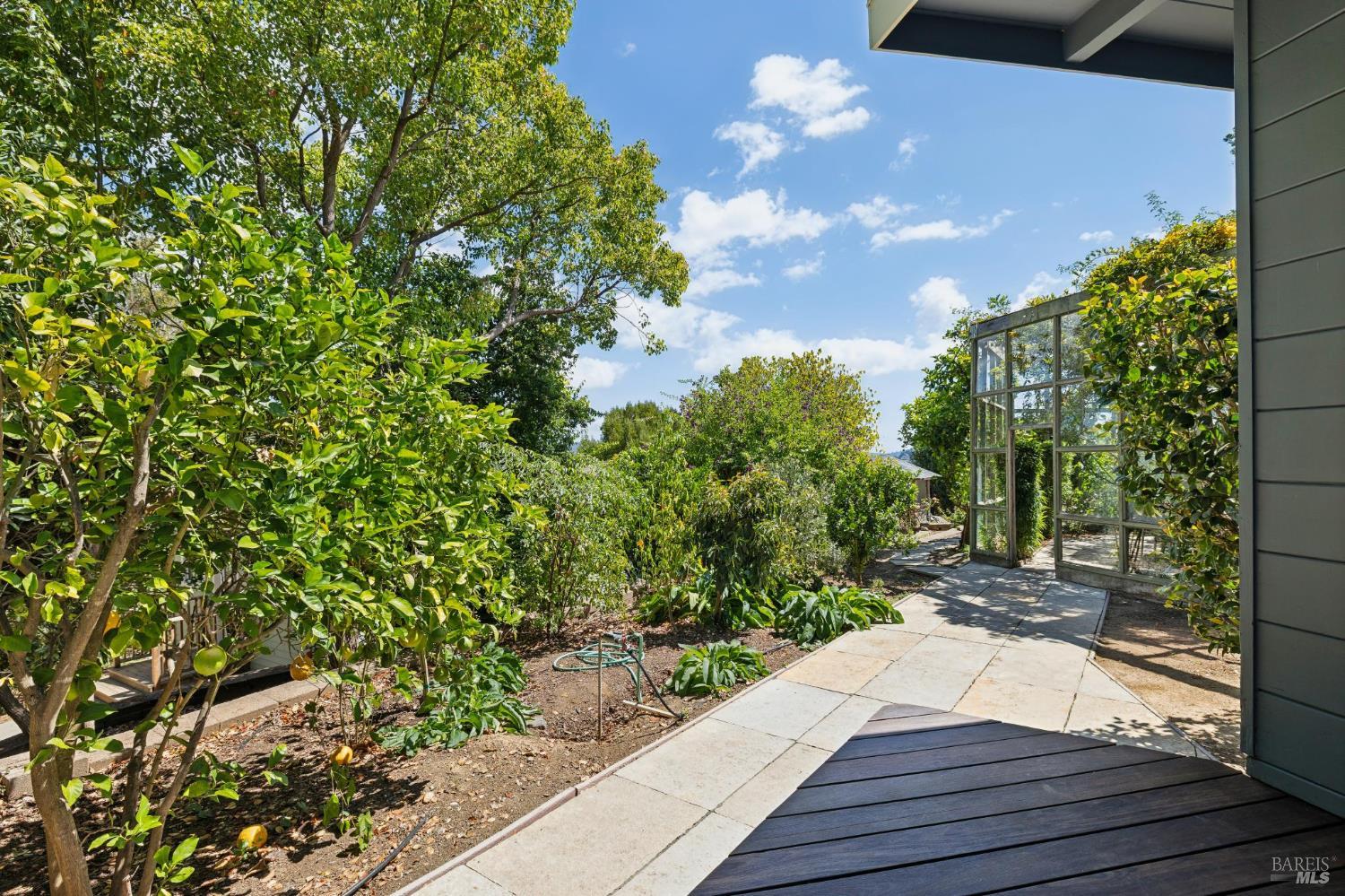 150 W Oak Knoll Drive