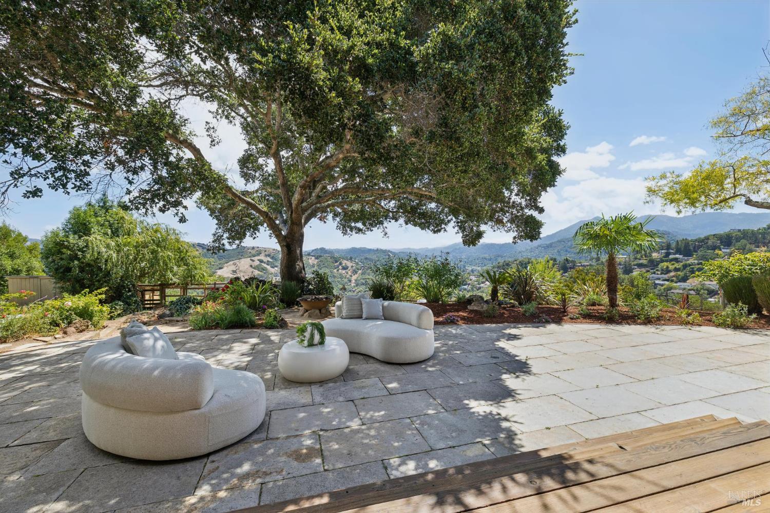 150 W Oak Knoll Drive