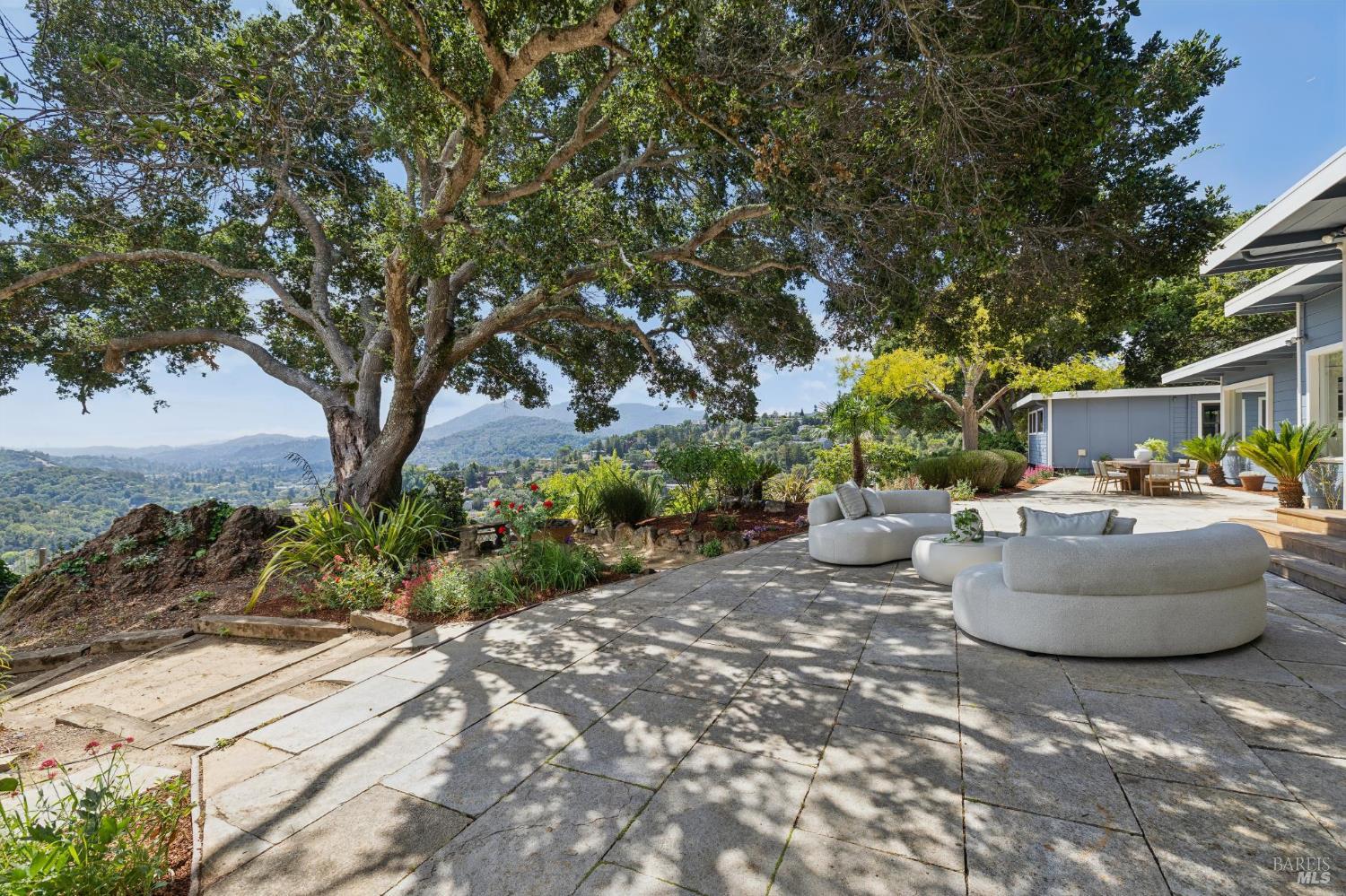 150 W Oak Knoll Drive