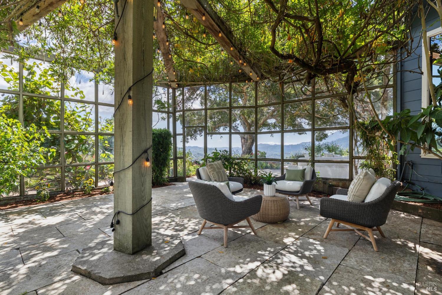 150 W Oak Knoll Drive