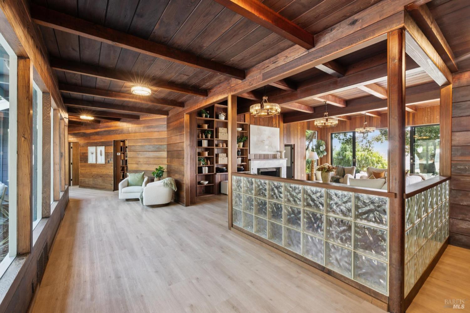 150 W Oak Knoll Drive