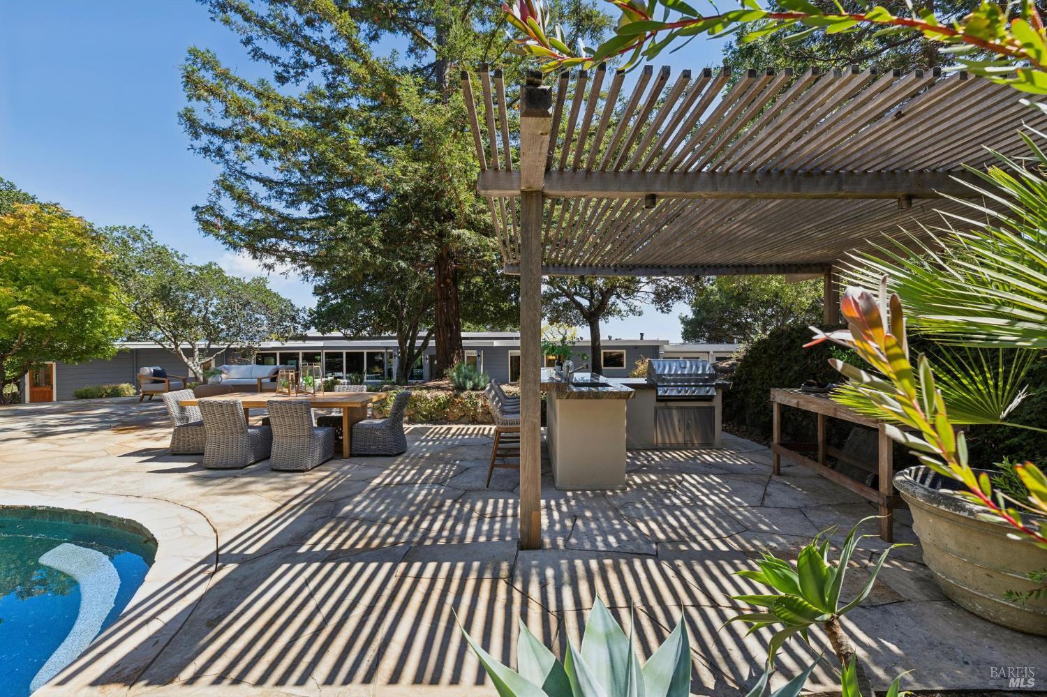 150 W Oak Knoll Drive