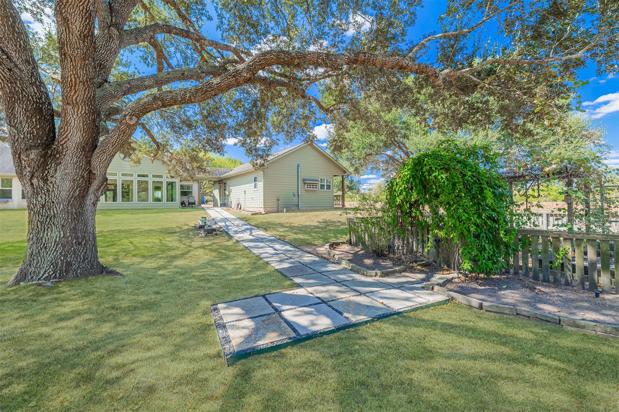 1520 Lakefield Drive, Sealy