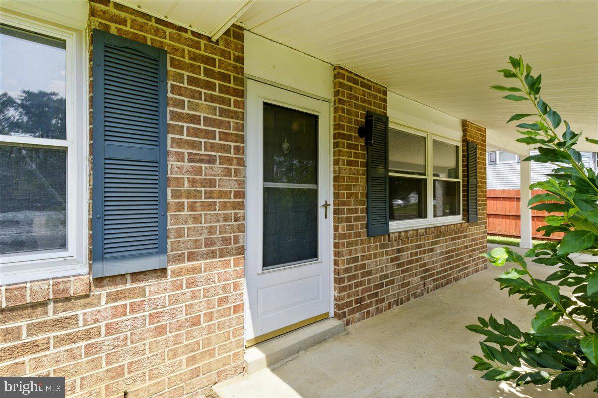 643 UNIVERSITY DR