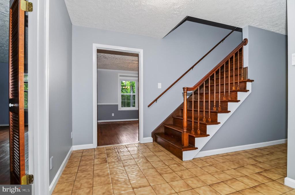 7075 WOOD GLEN DRIVE