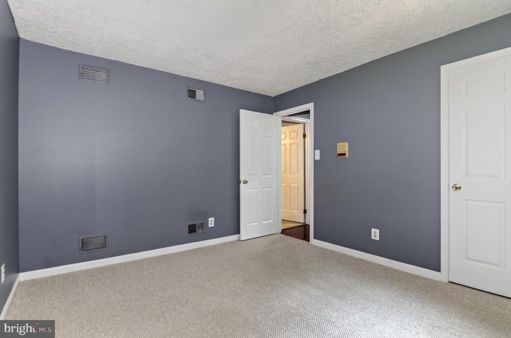 7075 WOOD GLEN DRIVE