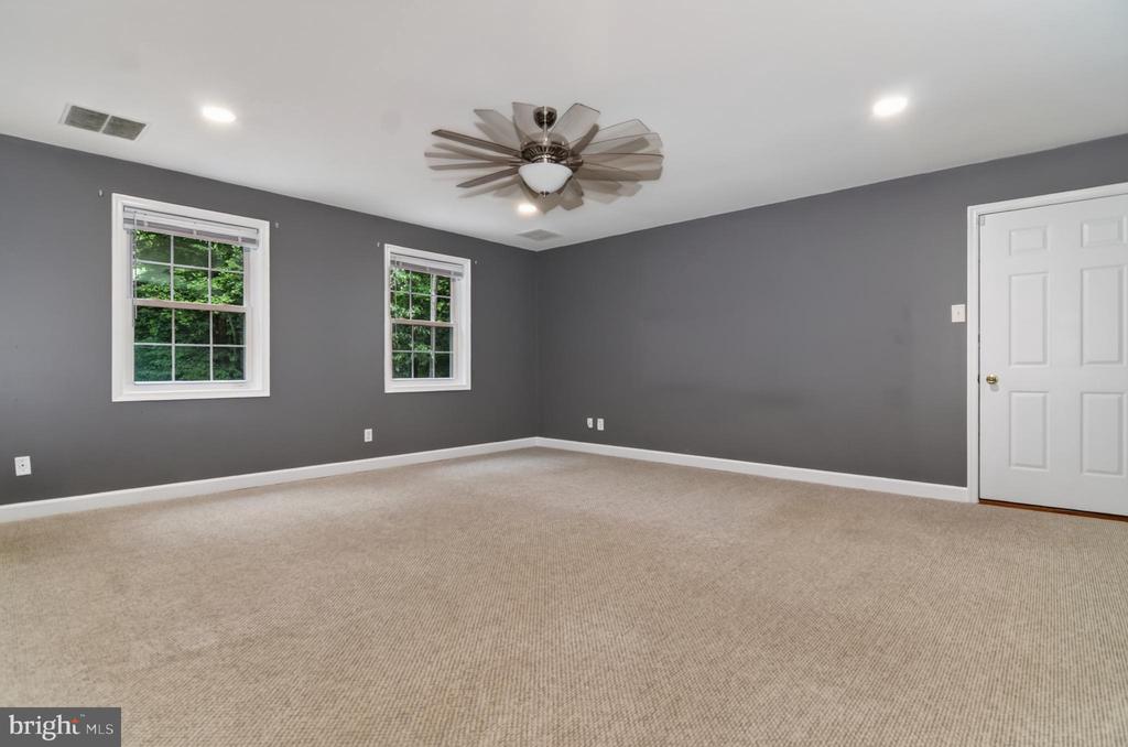 7075 WOOD GLEN DRIVE