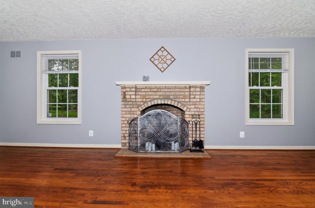 7075 WOOD GLEN DRIVE