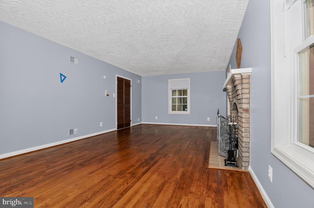 7075 WOOD GLEN DRIVE