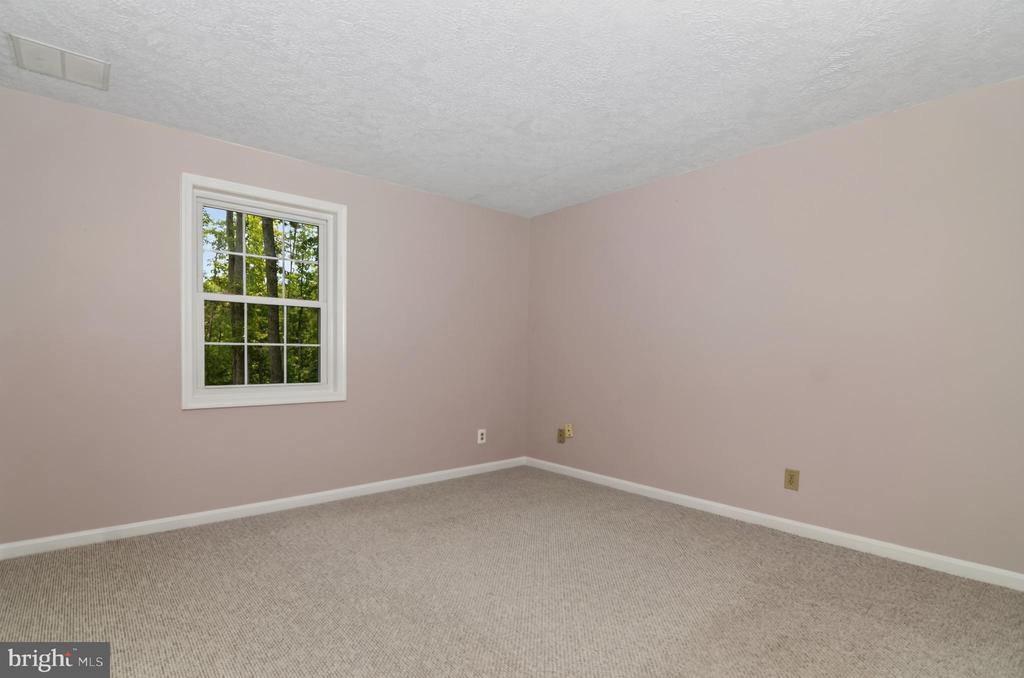 7075 WOOD GLEN DRIVE