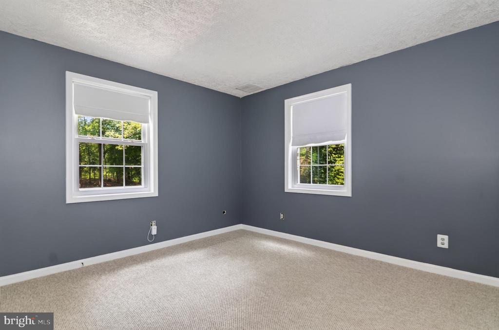 7075 WOOD GLEN DRIVE
