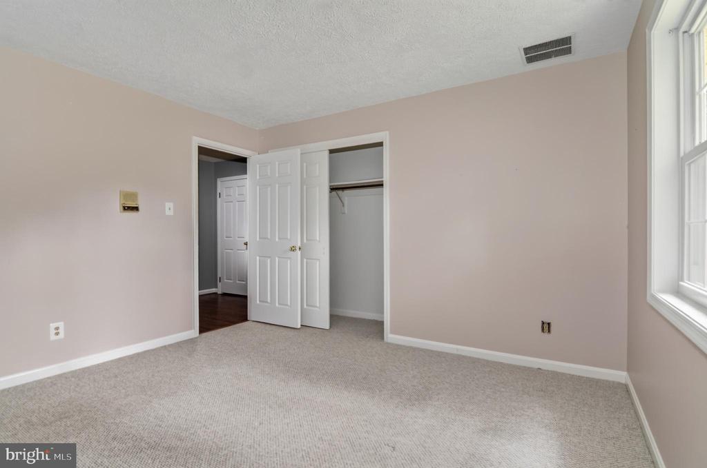 7075 WOOD GLEN DRIVE
