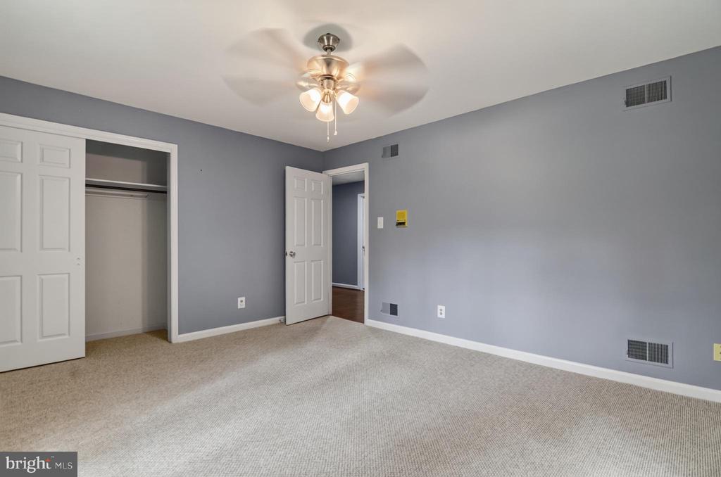 7075 WOOD GLEN DRIVE