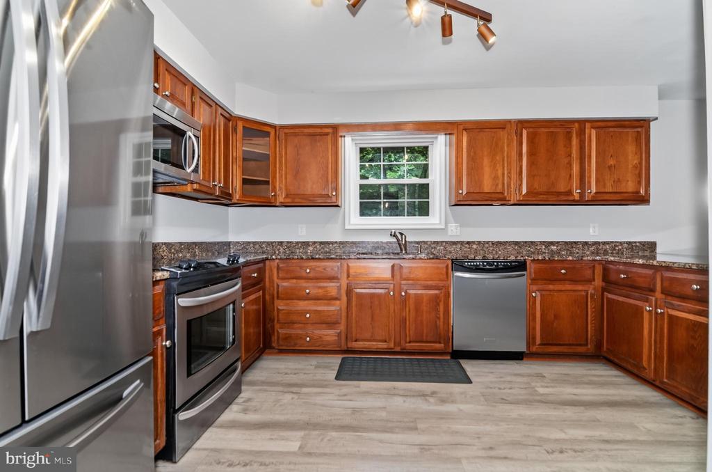 7075 WOOD GLEN DRIVE