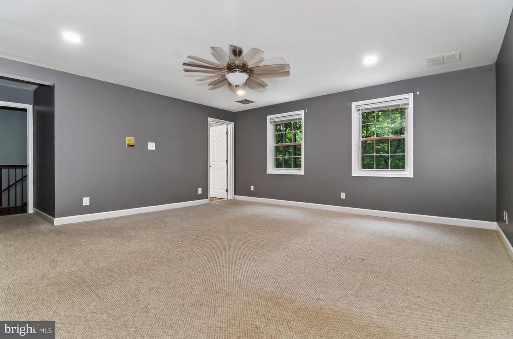 7075 WOOD GLEN DRIVE