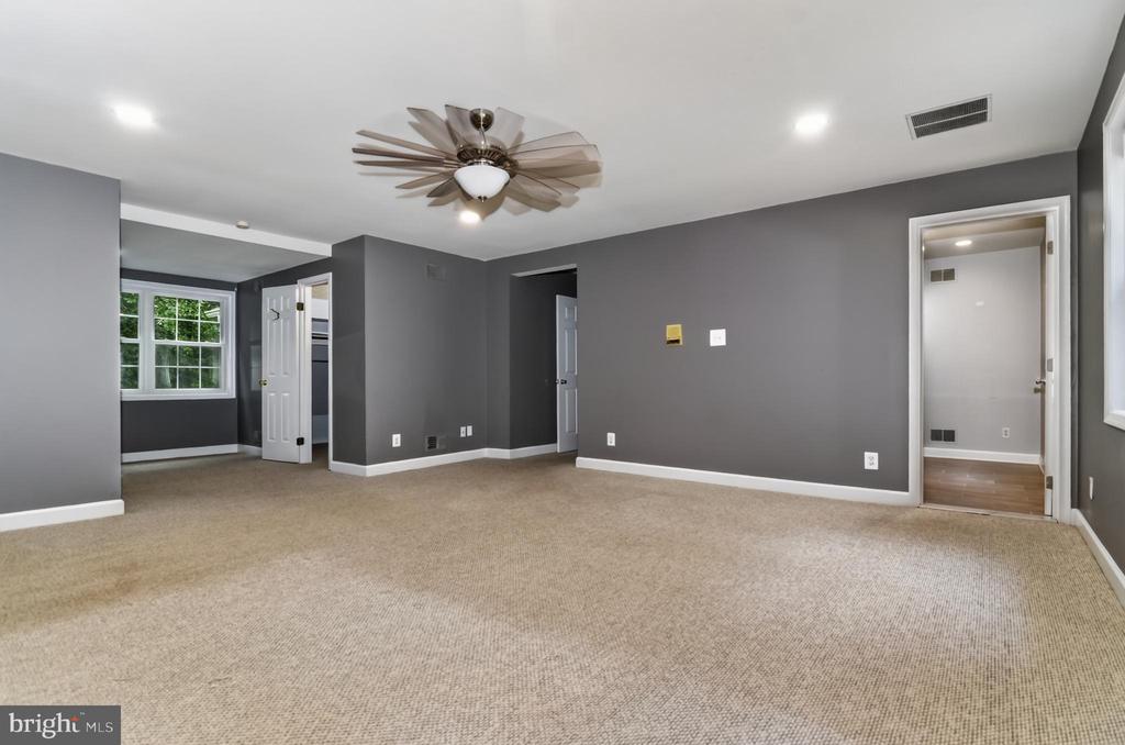 7075 WOOD GLEN DRIVE