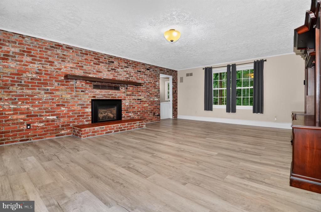 7075 WOOD GLEN DRIVE