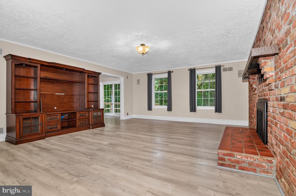 7075 WOOD GLEN DRIVE