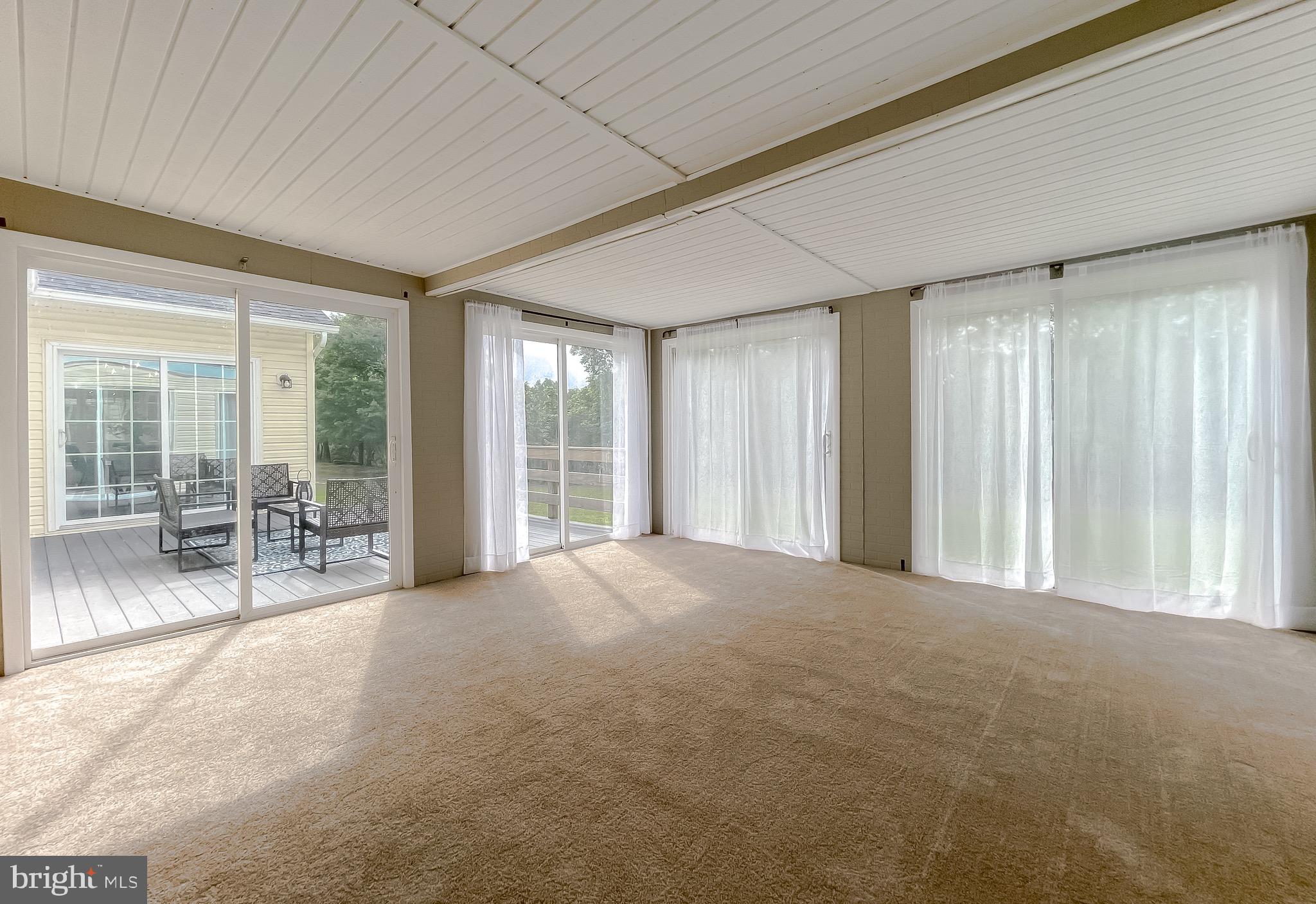 49685 Buzzs Marina Way